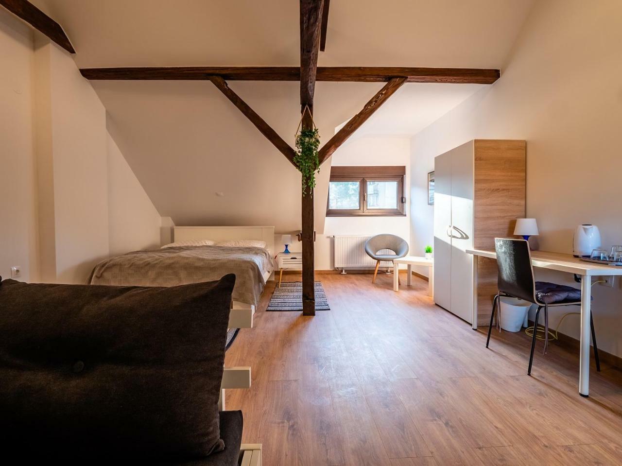 Eva Rooms & Studio Apartment Karlovac Exterior photo
